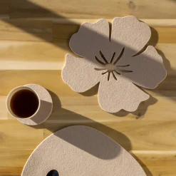 Hibiscus Trivet, Feather